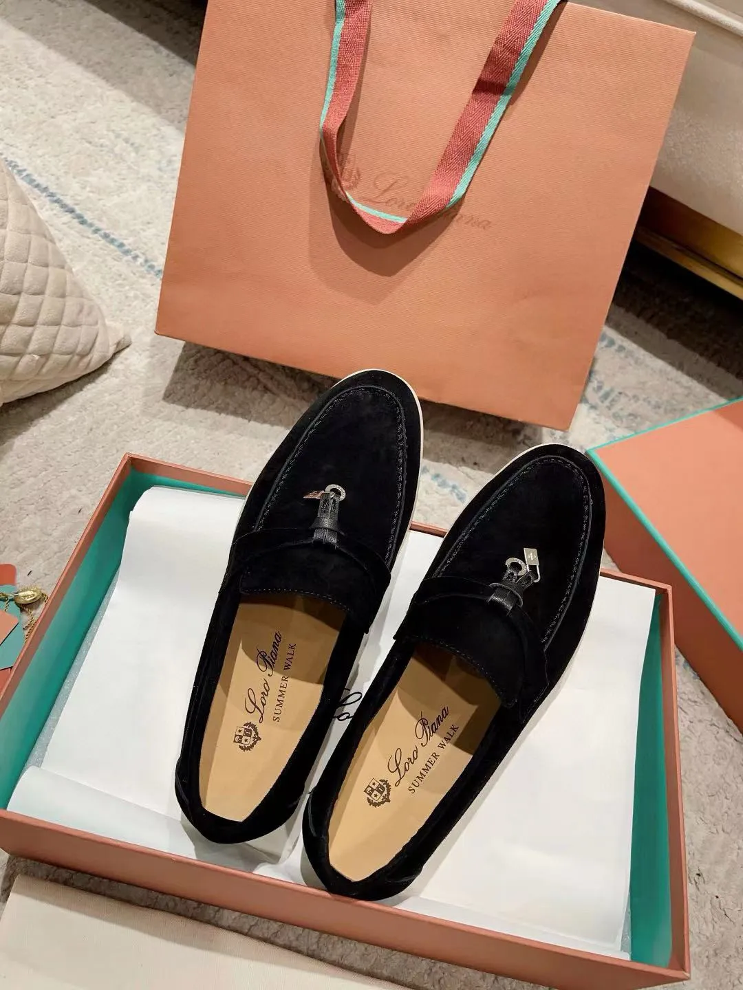 Factory price: 520💰4050 new color. Original purchase, 1⃣️: 1⃣️ folded and developed, Loro Piana professional model to try on feet, quality purchase level, flash sale of common products on the market, welcome to compare, original packaging. Fabric: Imported from Italy🐑High mercerized shearling, Lining: Hand-sewn mark thread in water-dyed cowhide imported from Italy🧵, high-end and elegant. Comfortable on the feet. Size: Women's 35-42 (41, 42) customized, non-returnable, men's 38-45 (46, 47, 48) customized, non-refundable. Fashionable boutiques that you can’t miss, a must-have item